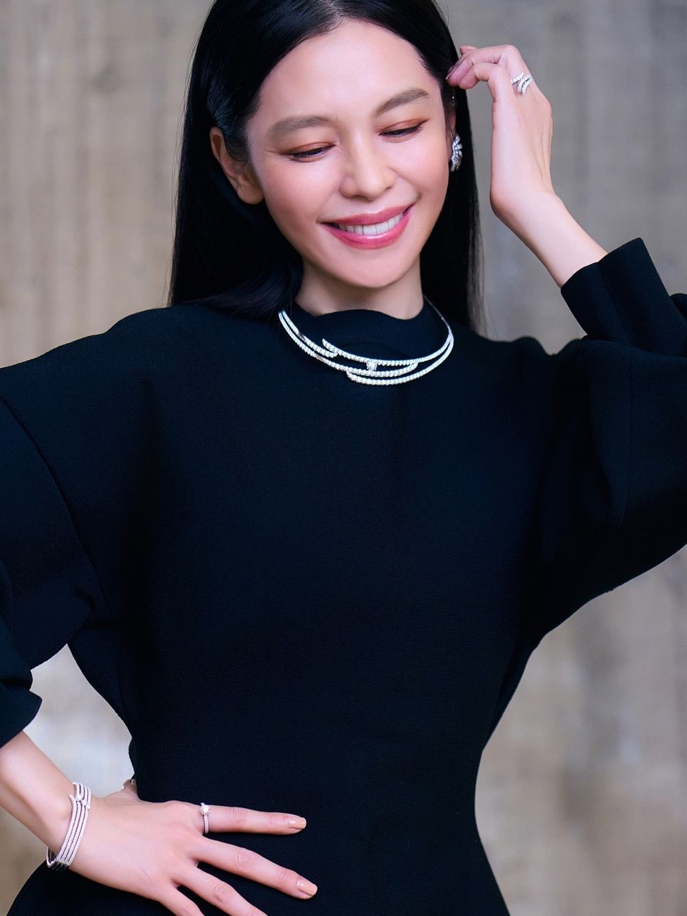 快50歲還是美的像仙女！徐若瑄拍攝珠寶品牌畫報曝光、超緊小V臉根本少女吧！-2