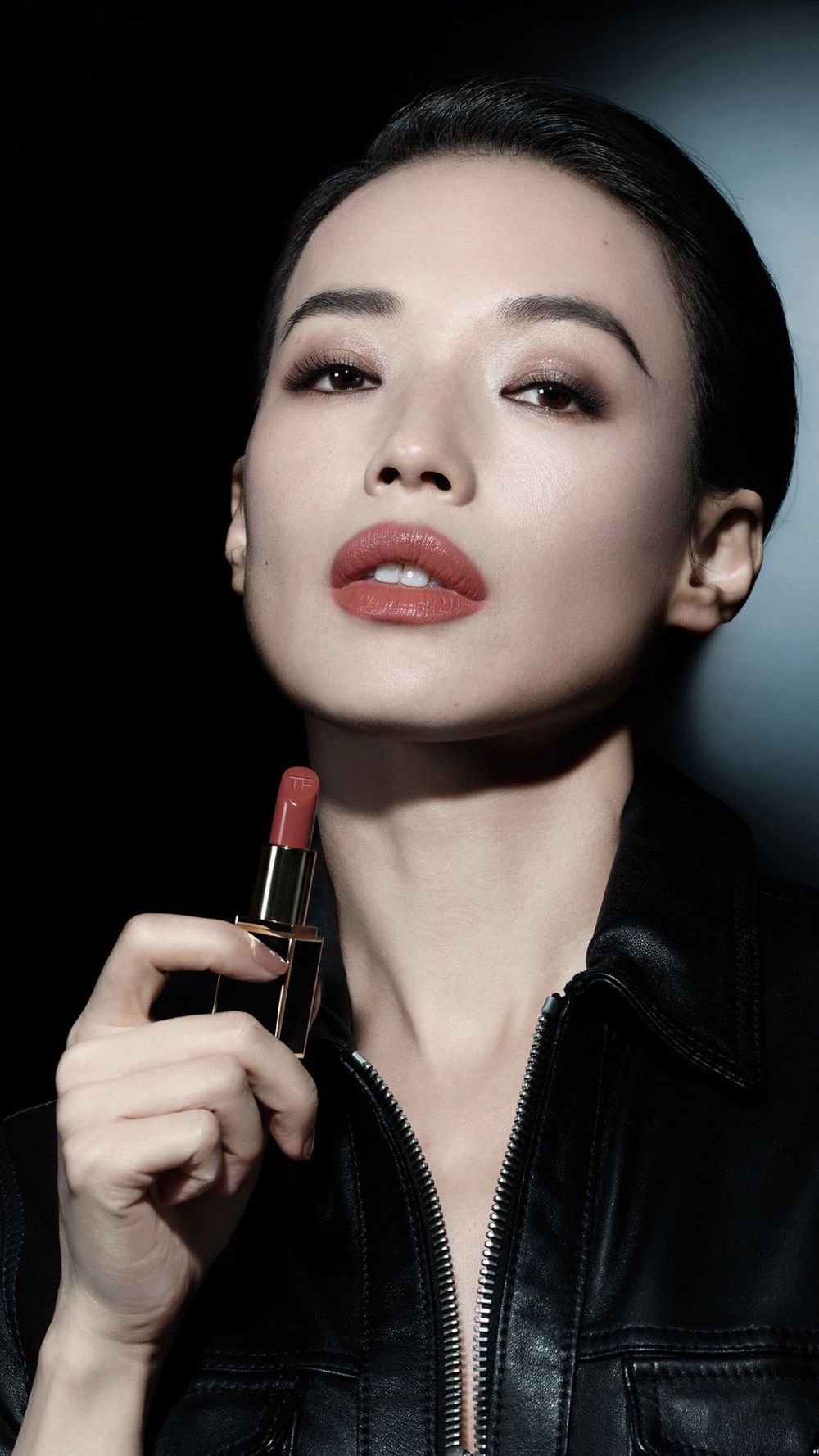 舒淇精選色號！TOM FORD 設計師唇膏全新「水緞光質地」，越抹越豐翹水潤、必收純欲裸桃減齡色！-5