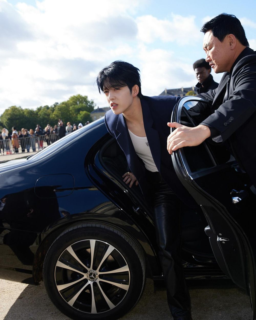 克拉們的隊長大哥來了！S.COUPS降臨Loewe巴黎大秀、性感低胸白背心帥到瘋掉！-5