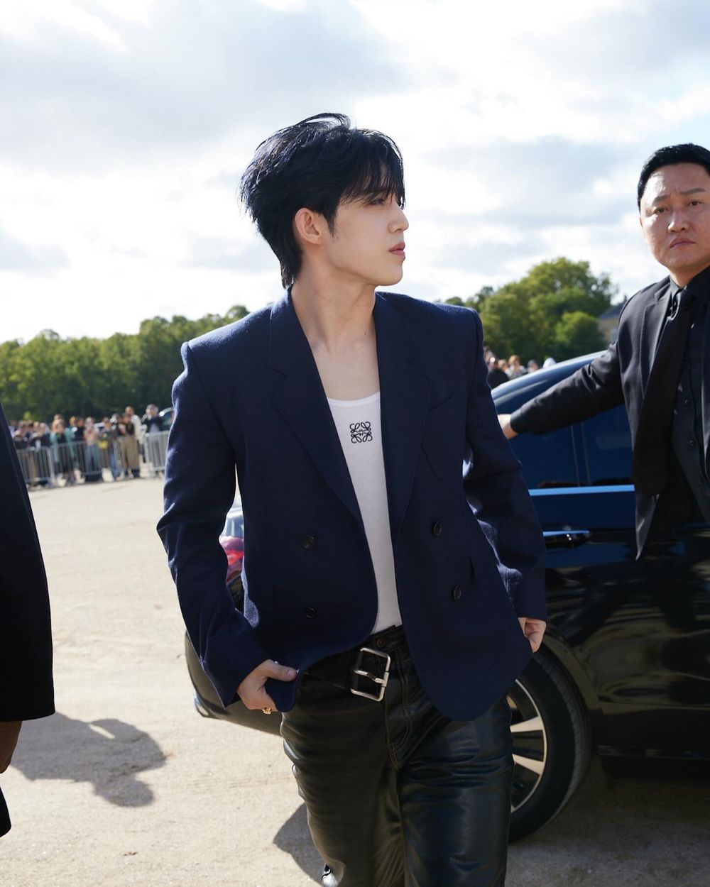 克拉們的隊長大哥來了！S.COUPS降臨Loewe巴黎大秀、性感低胸白背心帥到瘋掉！-6