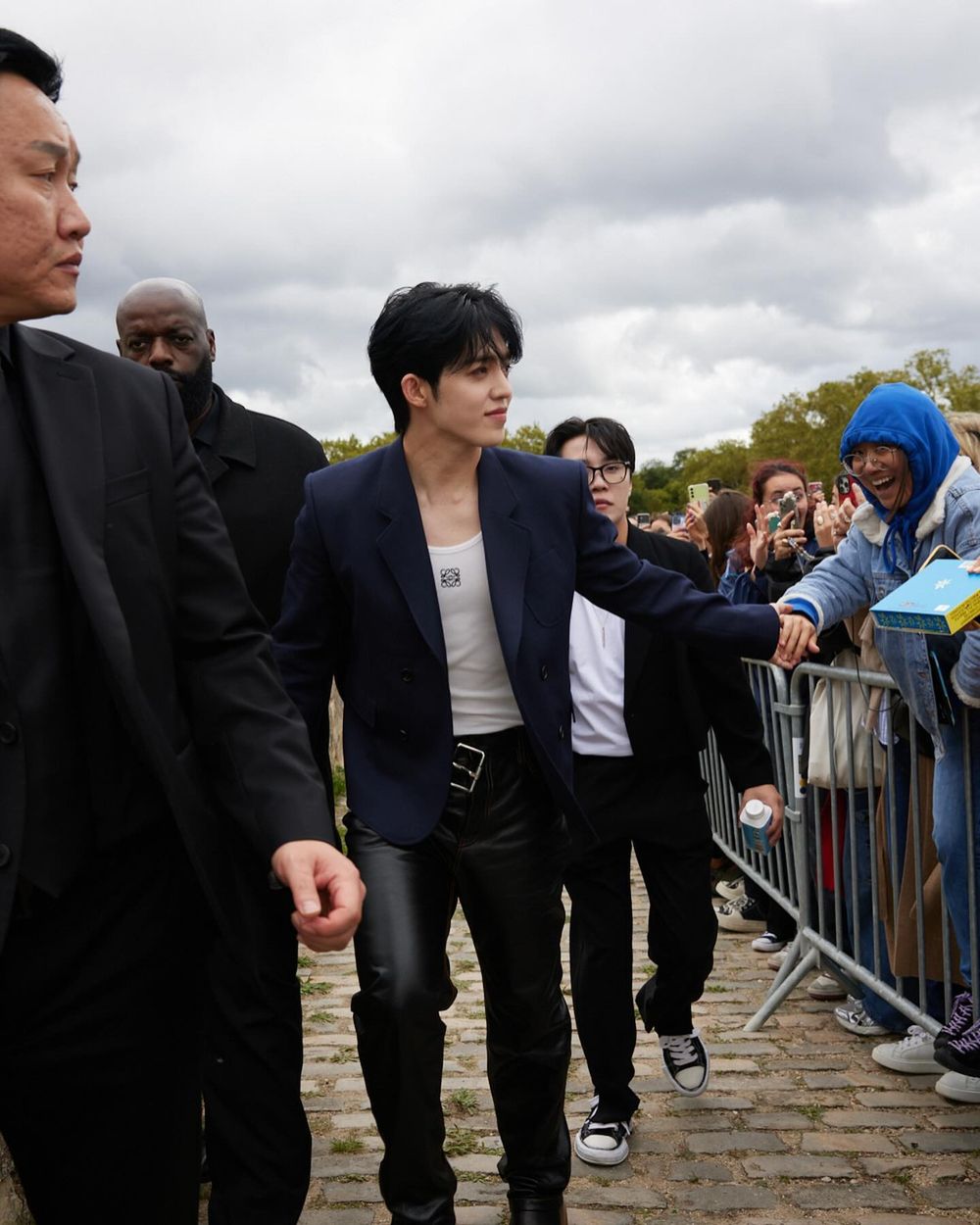 克拉們的隊長大哥來了！S.COUPS降臨Loewe巴黎大秀、性感低胸白背心帥到瘋掉！-3