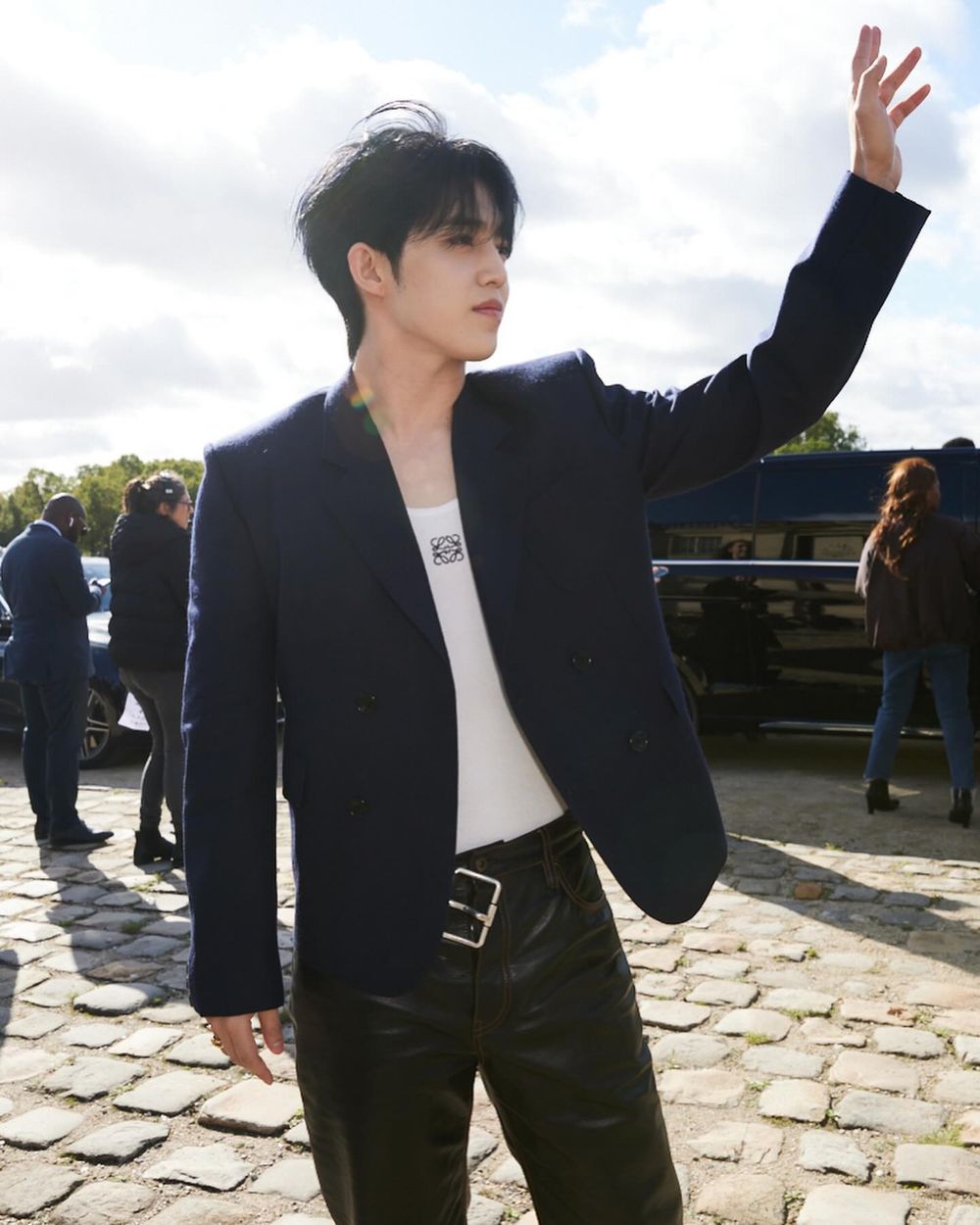 克拉們的隊長大哥來了！S.COUPS降臨Loewe巴黎大秀、性感低胸白背心帥到瘋掉！-4