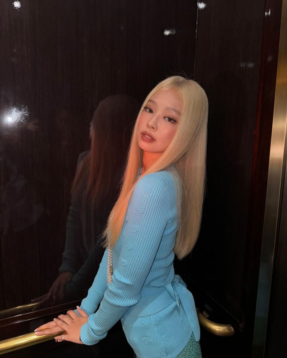 金髮Jennie全網爆討論！壓軸降臨香奈兒秀場！合身針織、火辣熱褲，零贅肉身材下輩子也想要！-4
