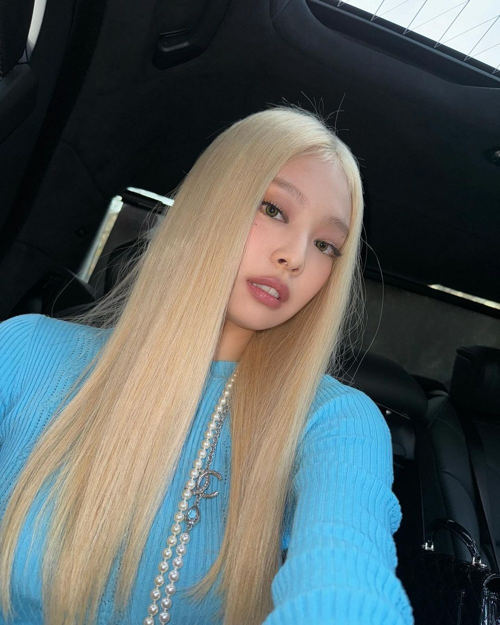 金髮Jennie全網爆討論！壓軸降臨香奈兒秀場！合身針織、火辣熱褲，零贅肉身材下輩子也想要！-3