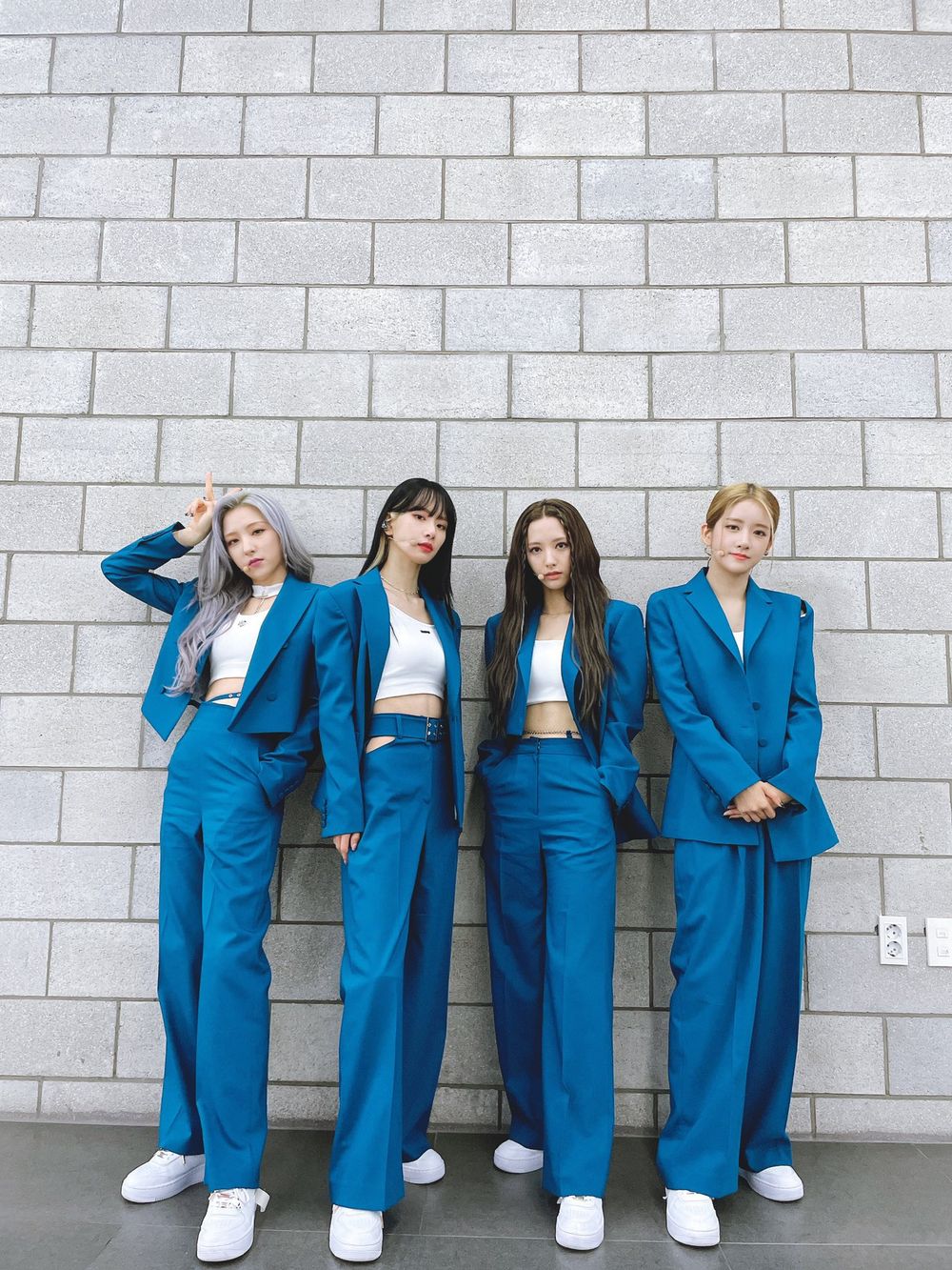 盤點7組令人印象深刻的女偶像西裝舞台造型！IVE全白西裝超殺，(G)I-DLE破格造型引熱議！-3