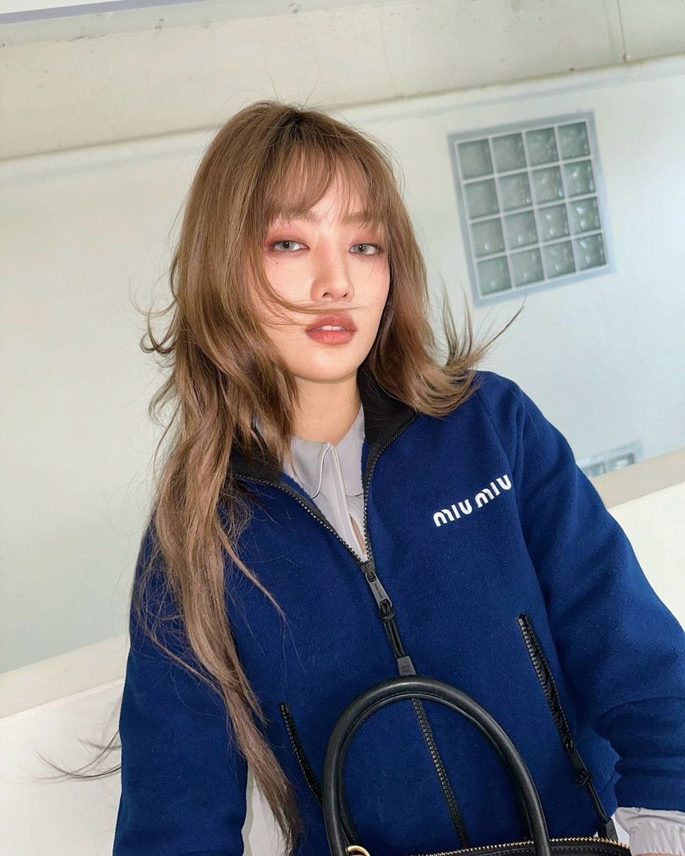Minnie在Miu Miu直接上台走秀！零血色妝、頹廢風引熱議！網：這是米妮嗎？！-7