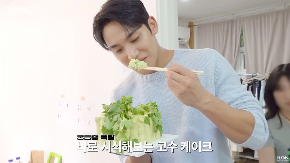 張員瑛也愛吃！盤點5位「香菜教徒」韓星：Jisoo火鍋醬料必加爆香菜、SVT珉奎連香菜蛋糕都愛！-3