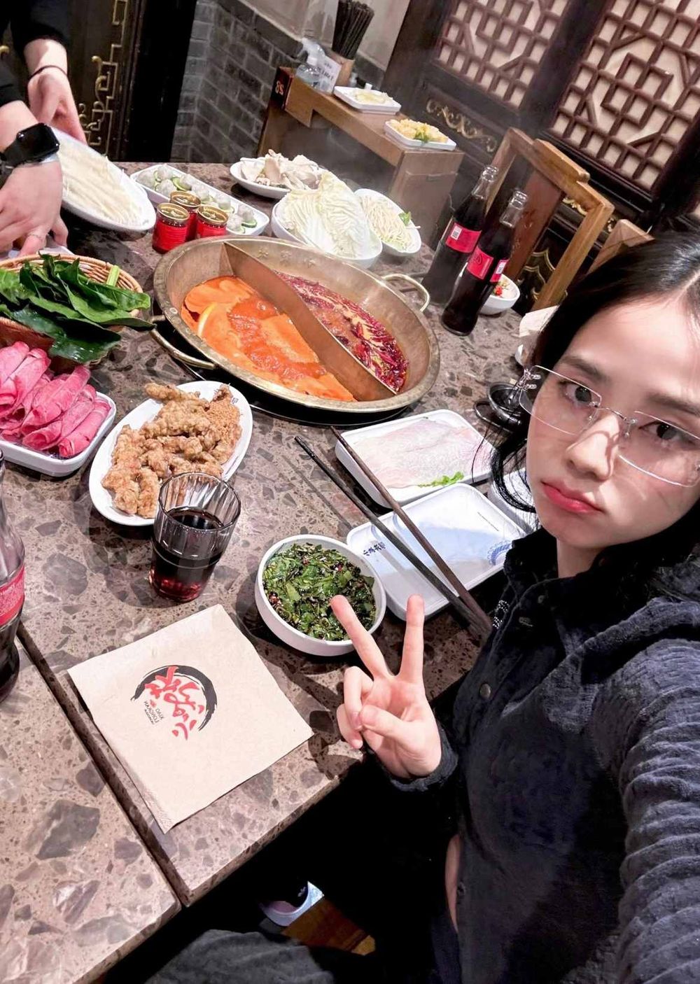 張員瑛也愛吃！盤點5位「香菜教徒」韓星：Jisoo火鍋醬料必加爆香菜、SVT珉奎連香菜蛋糕都愛！-14