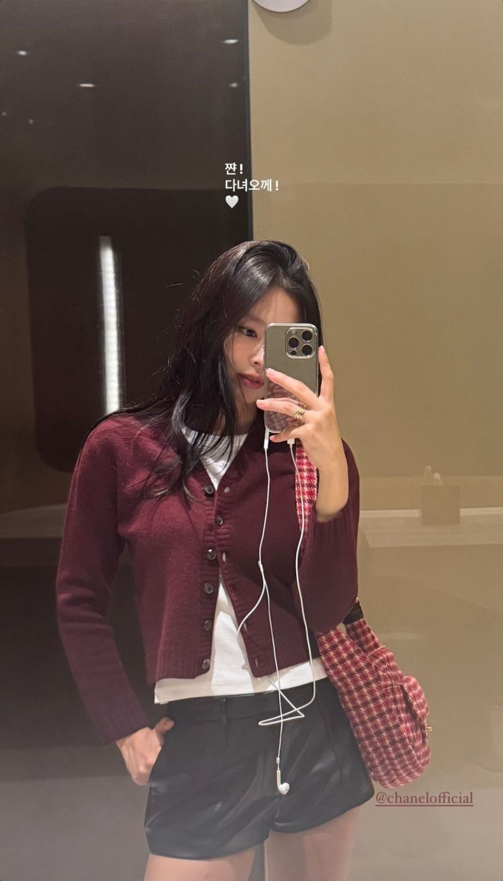 人間香奈兒Jennie出發巴黎時裝周！「乖巧千金風」鉛筆腿、小貓甜笑全場融化！-6