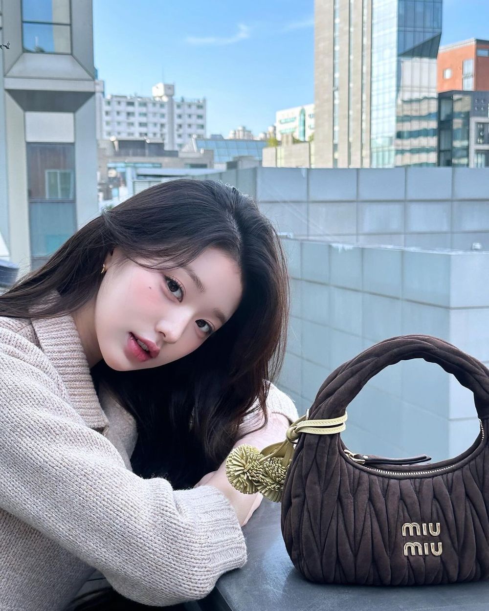 張員瑛出發時裝周！不愧是MiuMiu千金「人間AI美腿」這身材比例連芭比都輸她？！-2