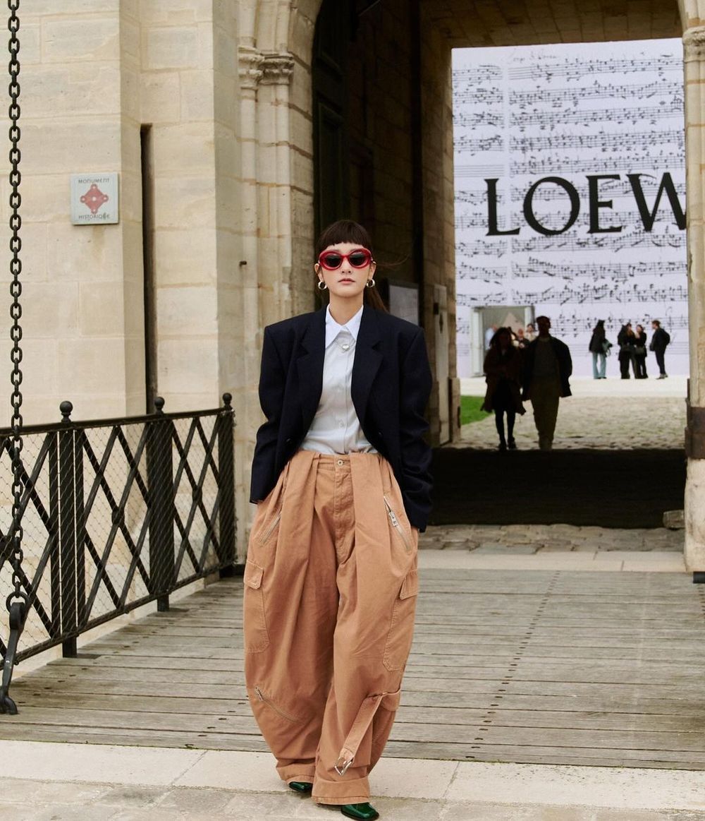 沒有王淨駕馭不了的衣服！LOEWE巴黎大秀「廓形西裝＋燈籠褲」化身企業女霸總，太適合淨寶了！-4