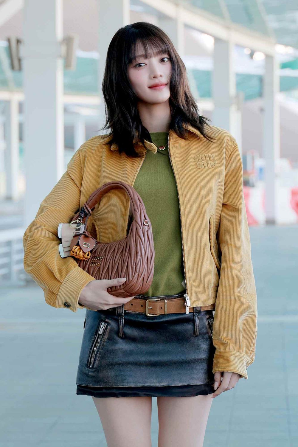 Minnie腿細到看不見！Miu Miu小公主飛巴黎出差啦！迷你裙「漫畫長腿」女生都羨慕！-2