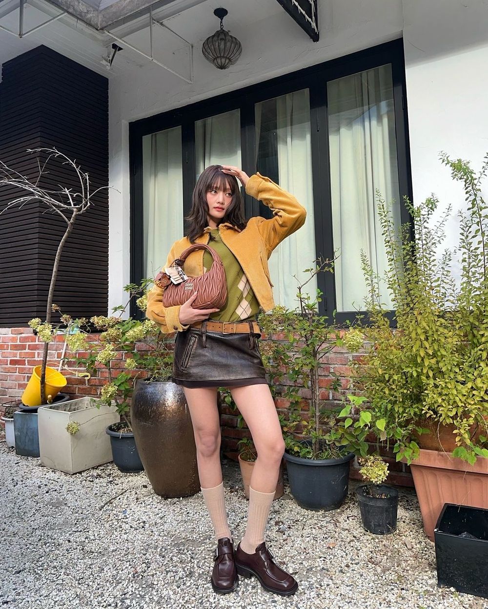 Minnie腿細到看不見！Miu Miu小公主飛巴黎出差啦！迷你裙「漫畫長腿」女生都羨慕！-6