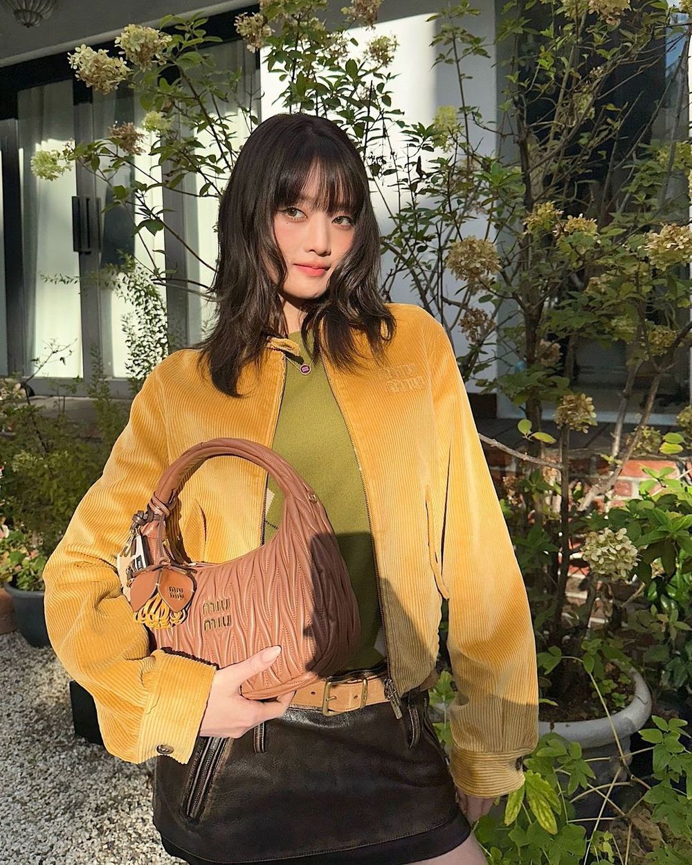 Minnie腿細到看不見！Miu Miu小公主飛巴黎出差啦！迷你裙「漫畫長腿」女生都羨慕！-5