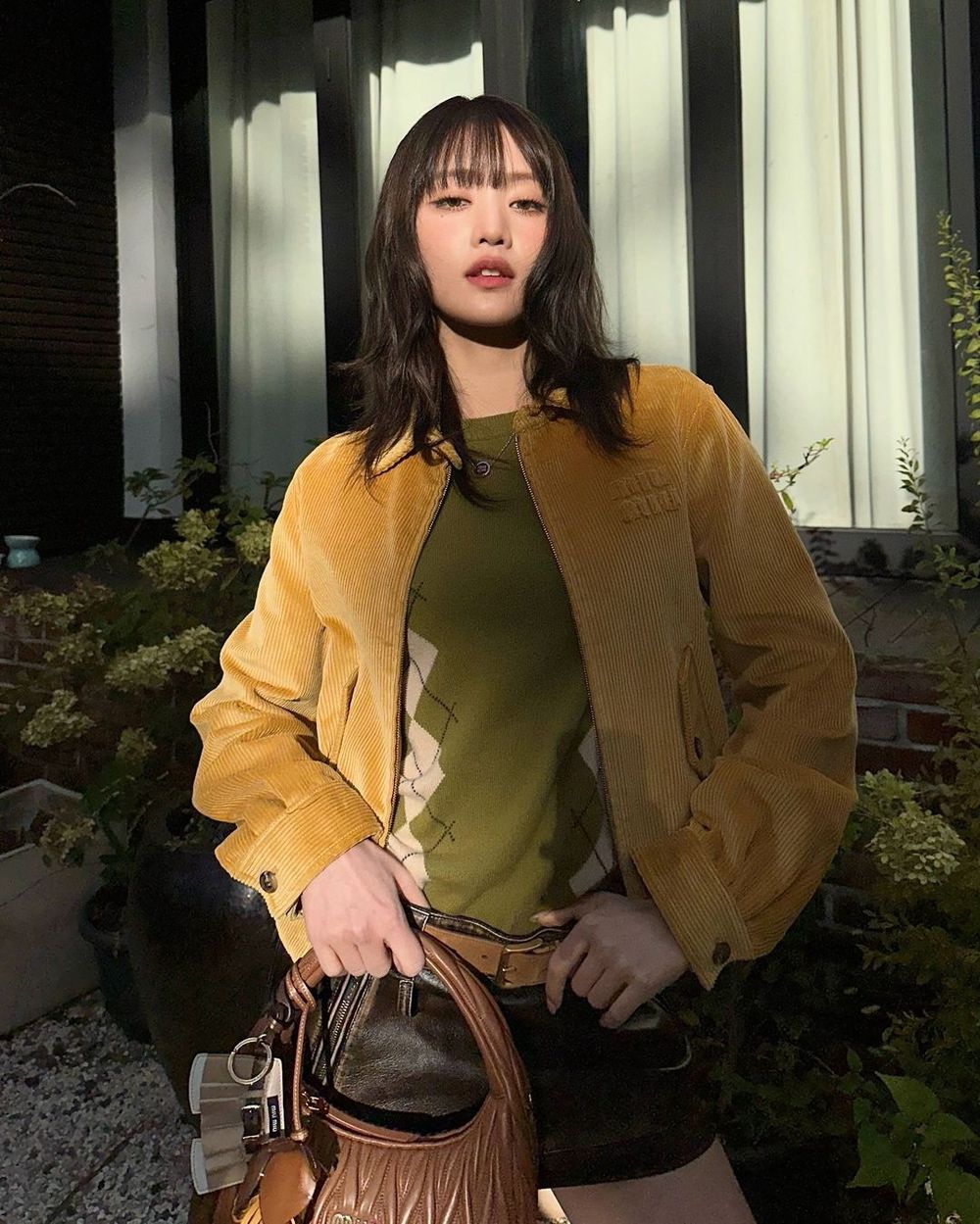 Minnie腿細到看不見！Miu Miu小公主飛巴黎出差啦！迷你裙「漫畫長腿」女生都羨慕！-3