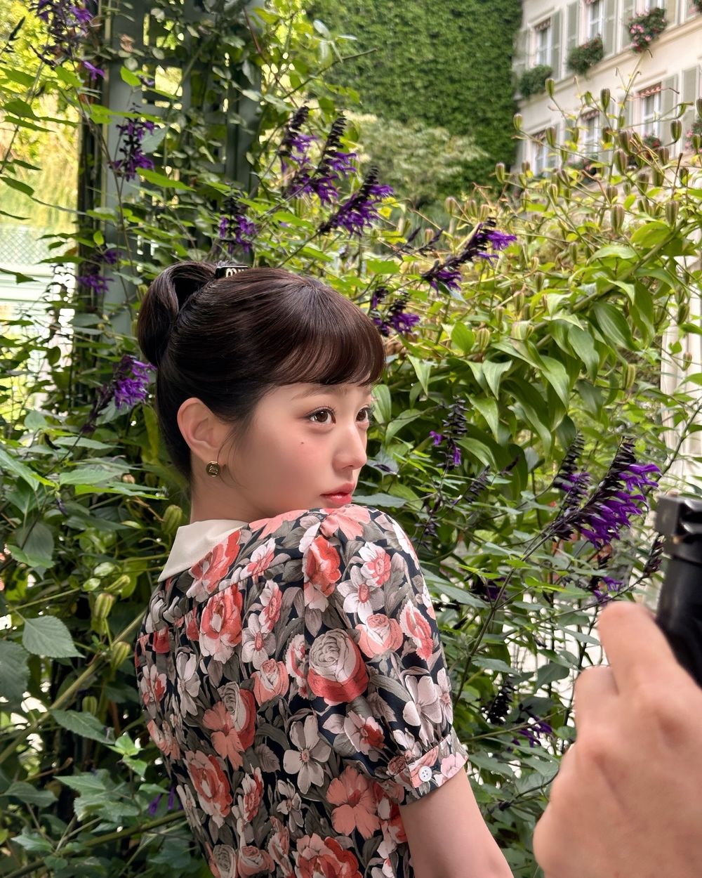 沒有張員瑛駕馭不了的造型！Miu Miu大秀短瀏海+復古花洋裝、美到像油畫走出來的！-2
