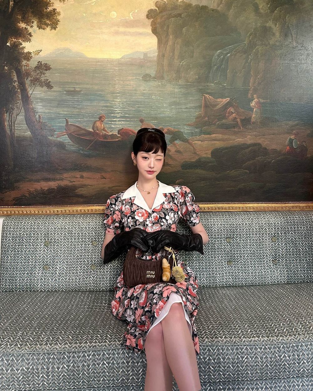 沒有張員瑛駕馭不了的造型！Miu Miu大秀短瀏海+復古花洋裝、美到像油畫走出來的！-5