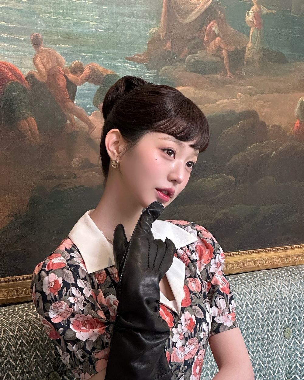 沒有張員瑛駕馭不了的造型！Miu Miu大秀短瀏海+復古花洋裝、美到像油畫走出來的！-4