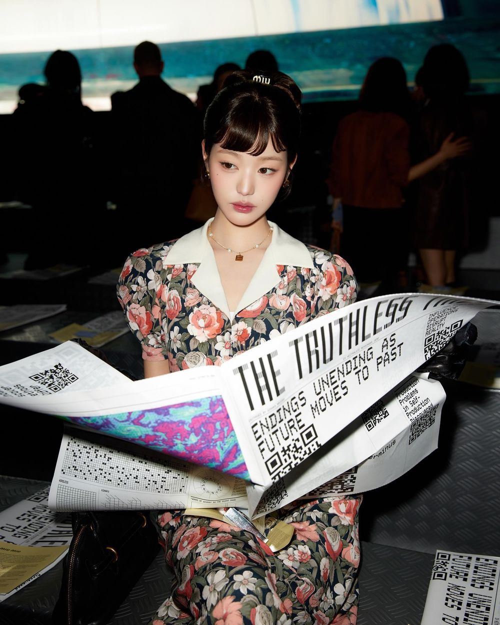 沒有張員瑛駕馭不了的造型！Miu Miu大秀短瀏海+復古花洋裝、美到像油畫走出來的！-8