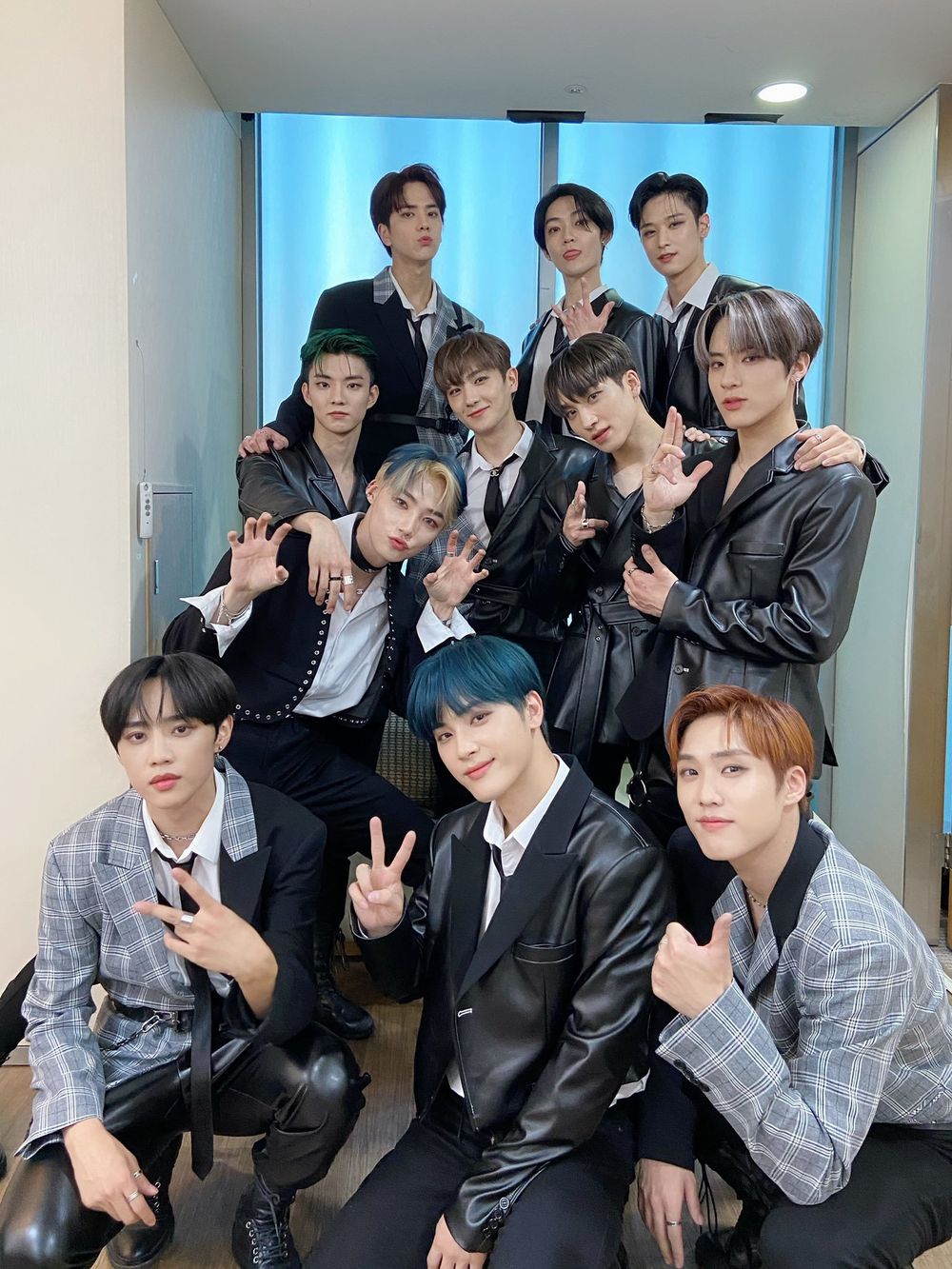 盤點8組帥到不行的韓國男團西裝舞台造型！ENHYPEN全員貴公子帥爆，Stray Kids迷倒百萬粉絲！-12