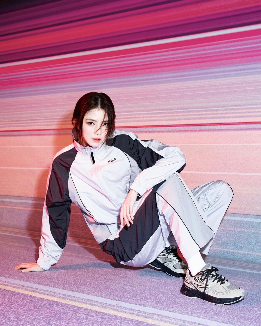 沒有韓韶禧駕馭不了的！拍FILA畫報「AI美顏+細白漫畫腿」同款粉紅球鞋找到了！-4