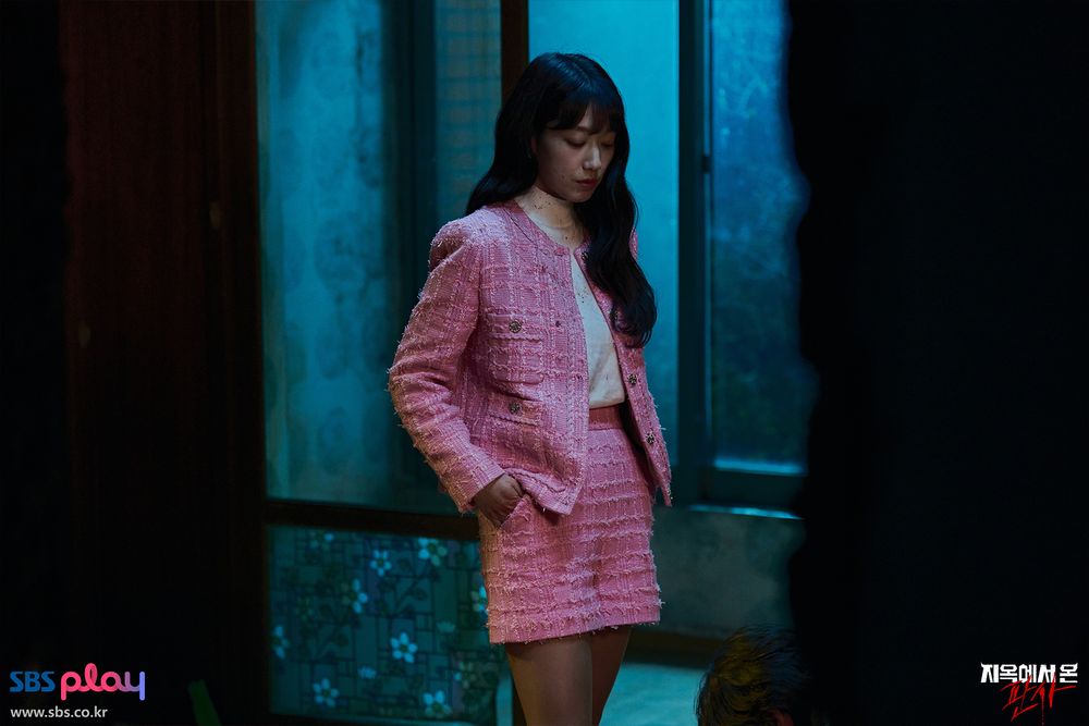 《來自地獄的法官》朴信惠「瘋批美人」演技大突破！小香風「懲治渣男戰服」韓妞狂學！-6