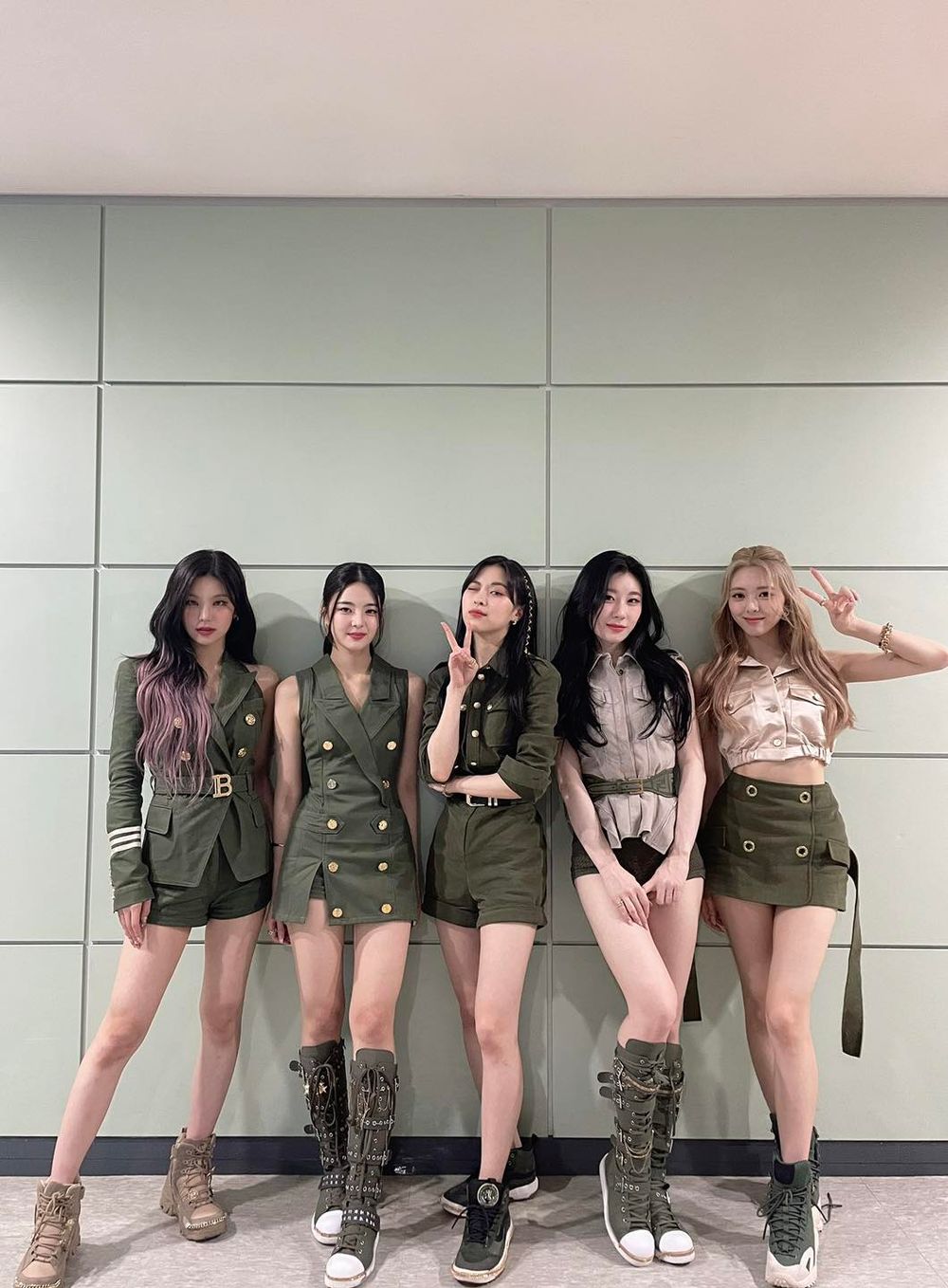 韓網熱議6組超帥的KPOP女團軍裝舞台造型！(G)I-DLE又帥又性感，LE SSERAFIM舞台魅力超殺！-10
