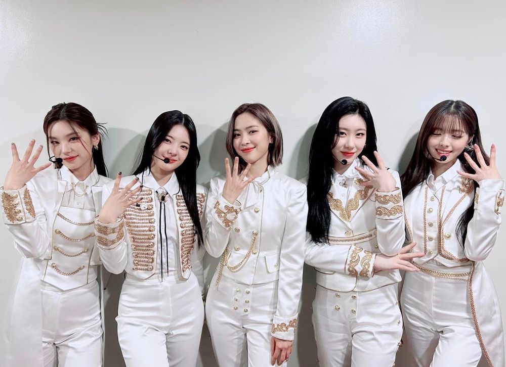 韓網熱議6組超帥的KPOP女團軍裝舞台造型！(G)I-DLE又帥又性感，LE SSERAFIM舞台魅力超殺！-11