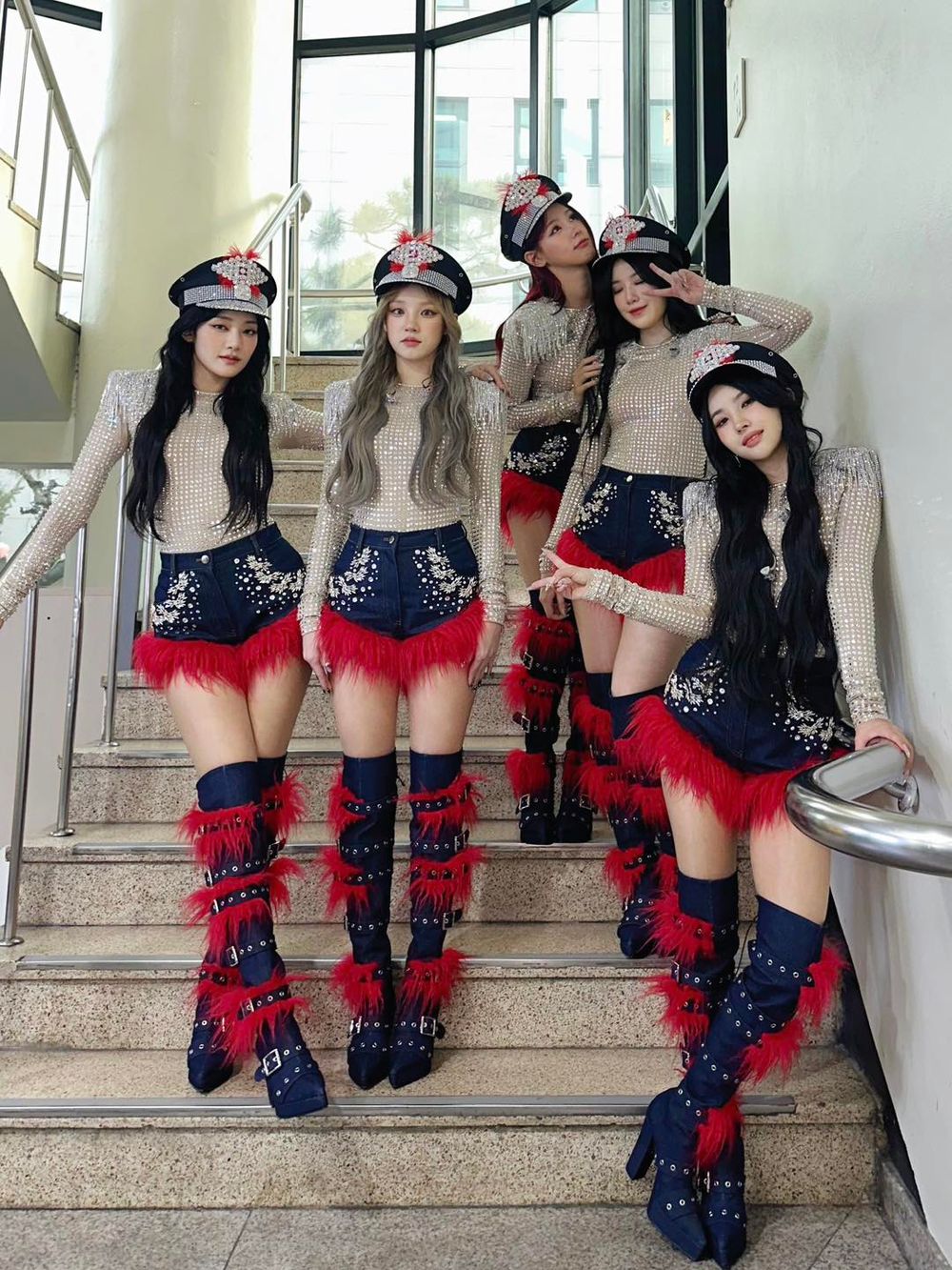 韓網熱議6組超帥的KPOP女團軍裝舞台造型！(G)I-DLE又帥又性感，LE SSERAFIM舞台魅力超殺！-13