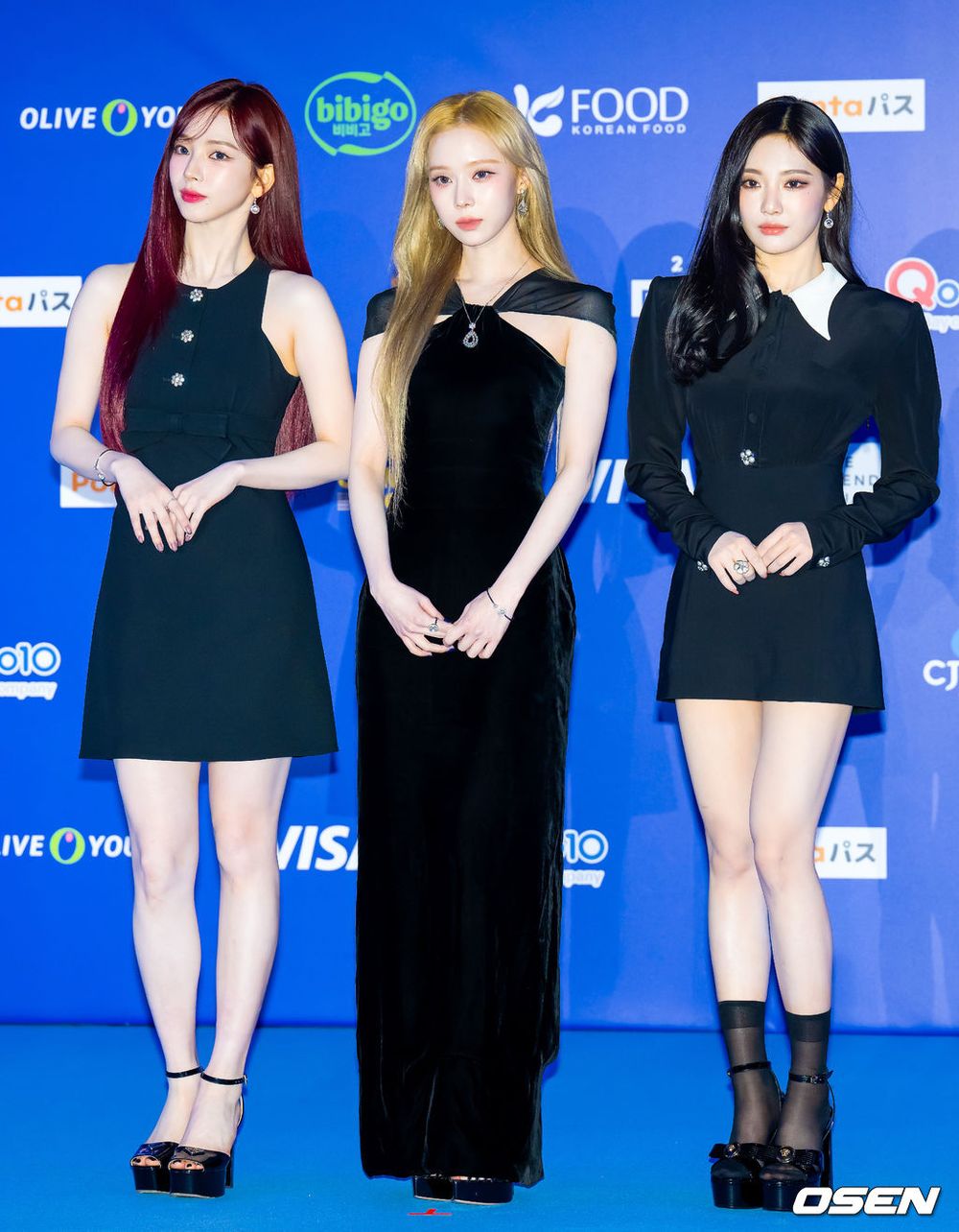 2024MAMA紅毯女神直擊！Karina、Winter「黑洋裝＋亮髮色」艷冠群芳、薇娟黃金馬甲，也太性感！-4