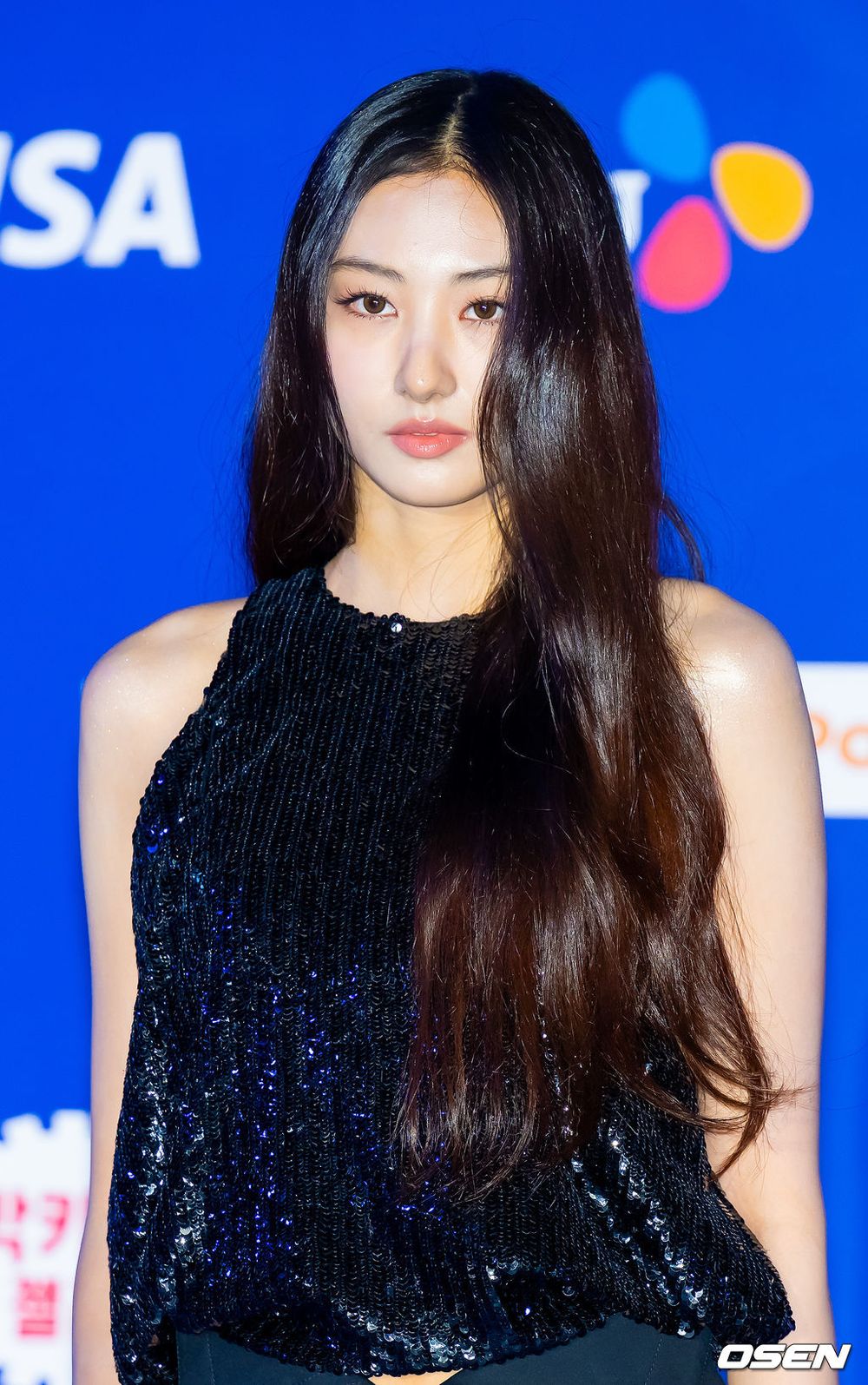 2024MAMA紅毯女神直擊！Karina、Winter「黑洋裝＋亮髮色」艷冠群芳、薇娟黃金馬甲，也太性感！-9