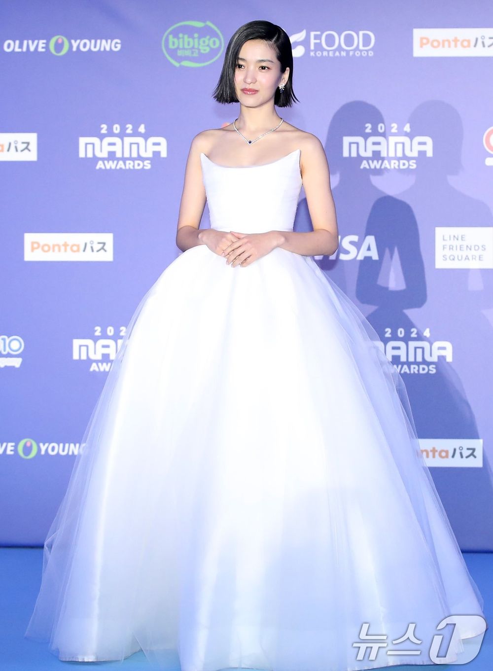 2024MAMA紅毯女神直擊！Karina、Winter「黑洋裝＋亮髮色」艷冠群芳、薇娟黃金馬甲，也太性感！-10