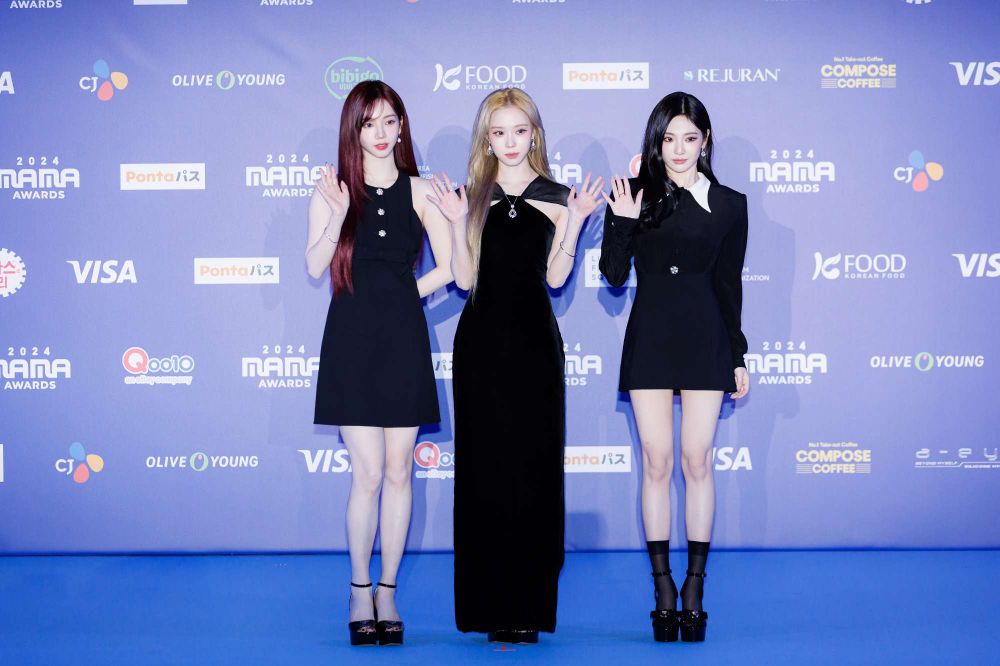2024MAMA紅毯女神直擊！Karina、Winter「黑洋裝＋亮髮色」艷冠群芳、薇娟黃金馬甲，也太性感！-11