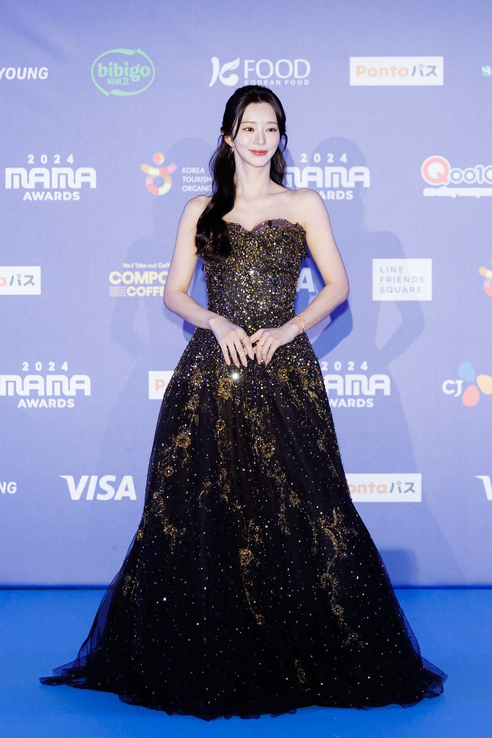 2024MAMA紅毯女神直擊！Karina、Winter「黑洋裝＋亮髮色」艷冠群芳、薇娟黃金馬甲，也太性感！-12