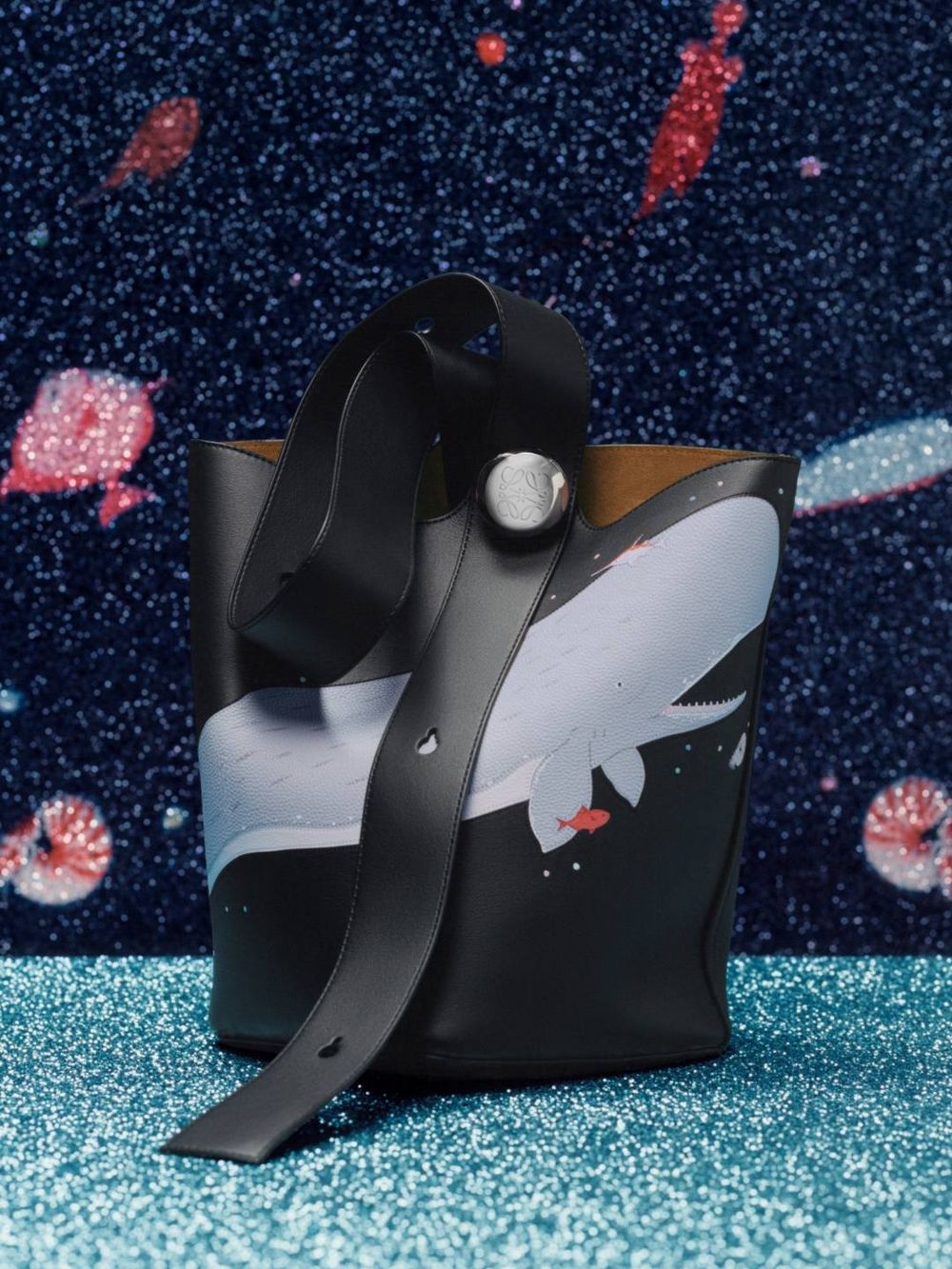 LOEWE聖誕限定好逼人！SUNA FUJITA合作款「倉鼠包、鯨魚、兔子圖案」一秒融化！-3