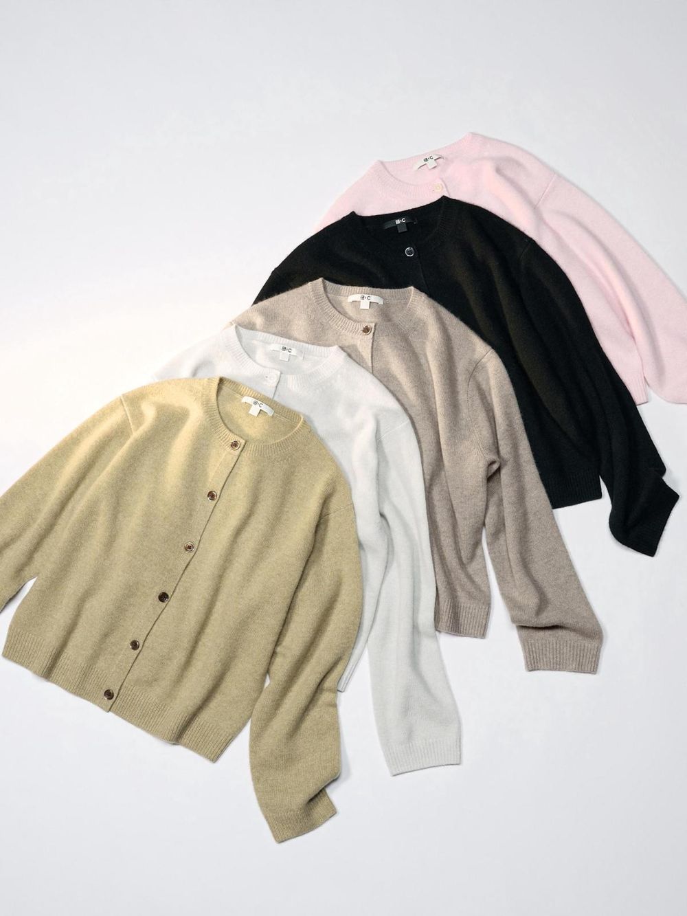終於變冷了！UNIQLO冬天十大熱賣好物公開！毛衣、外套、羽絨背心，這件賣到缺貨？！-18