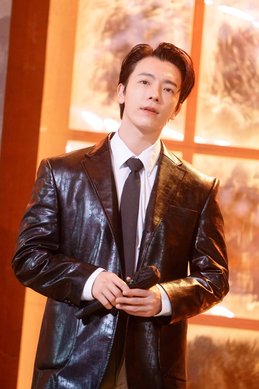 韓網熱議7位「恐龍相」KPOP男偶像！東海、元弼被點名，Anton被說是草食性恐龍！-5