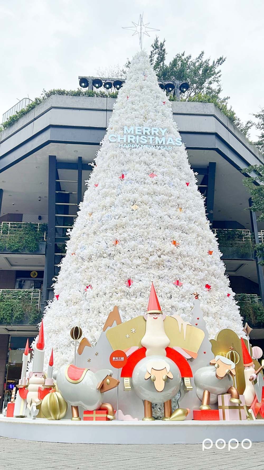 2024台北信義區聖誕樹盤點！新光三越小香聖誕樹、飄雪聖誕樹、BELLAVITA北歐聖誕樹擠爆也要拍！-8
