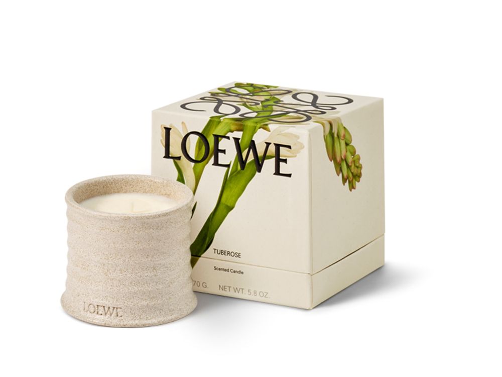 2024必珍藏精品香氛！LOEWE「Textura香味質感蠟燭」，三款珍稀花香調、手工陶製燭杯，打造奢華感自然居家香氛！-7