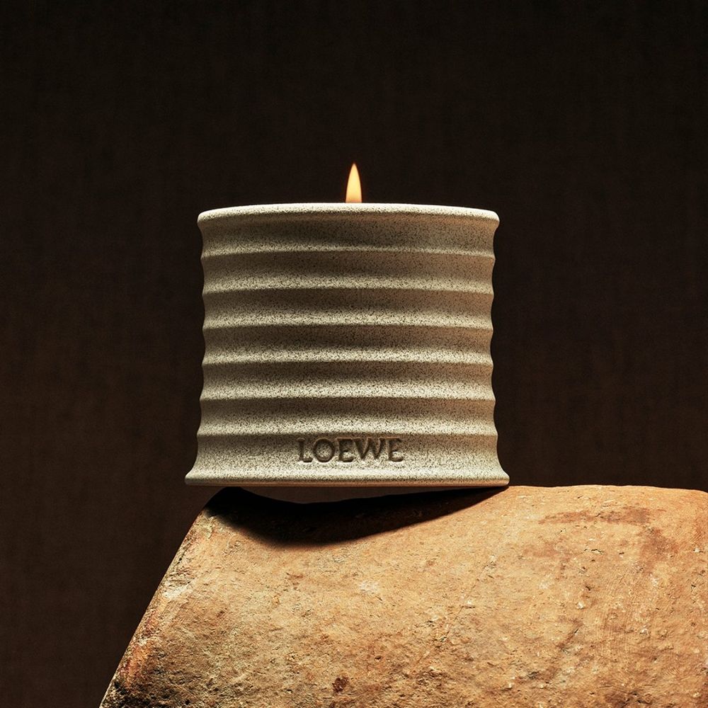 2024必珍藏精品香氛！LOEWE「Textura香味質感蠟燭」，三款珍稀花香調、手工陶製燭杯，打造奢華感自然居家香氛！-8