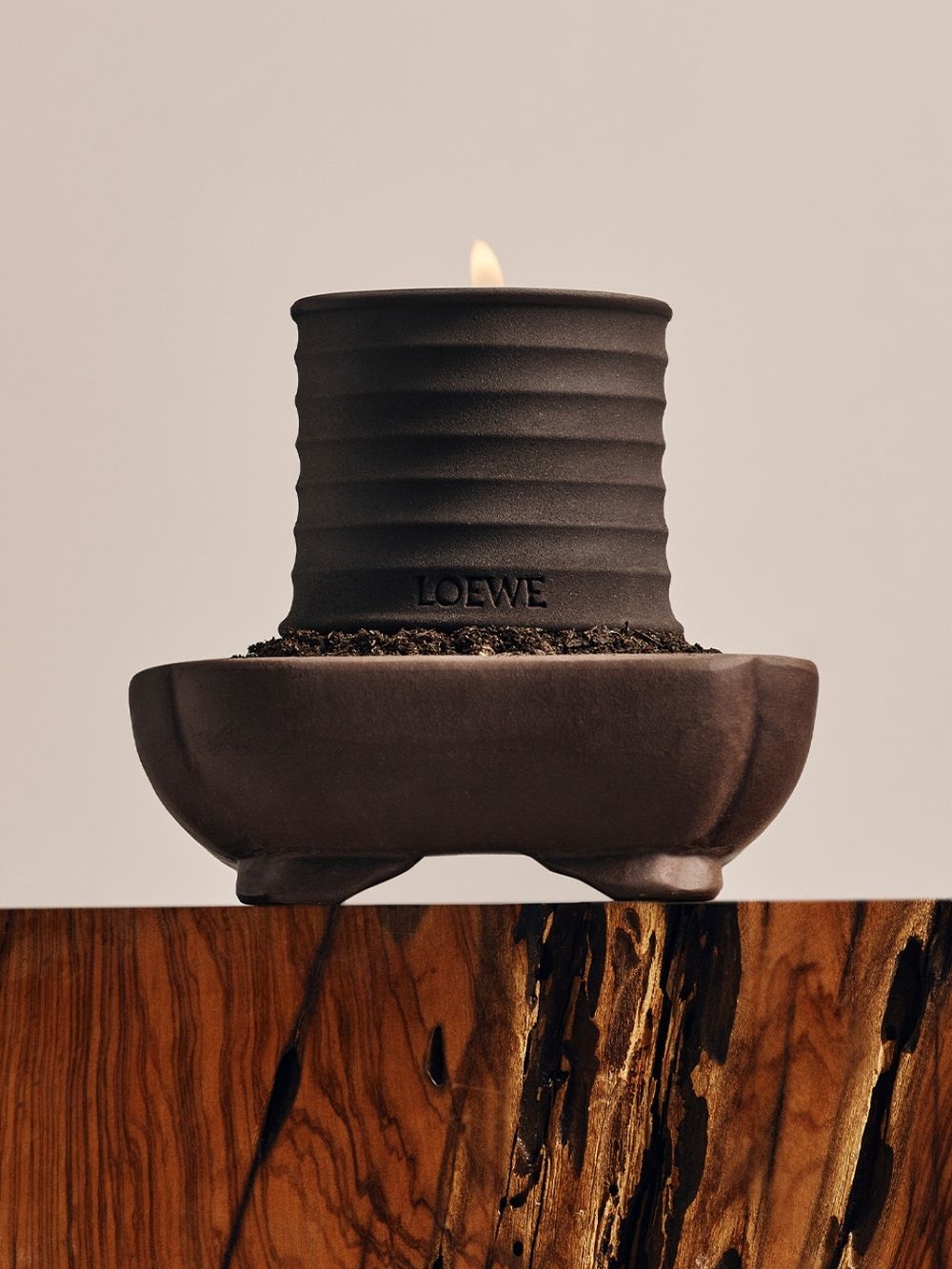 2024必珍藏精品香氛！LOEWE「Textura香味質感蠟燭」，三款珍稀花香調、手工陶製燭杯，打造奢華感自然居家香氛！-11