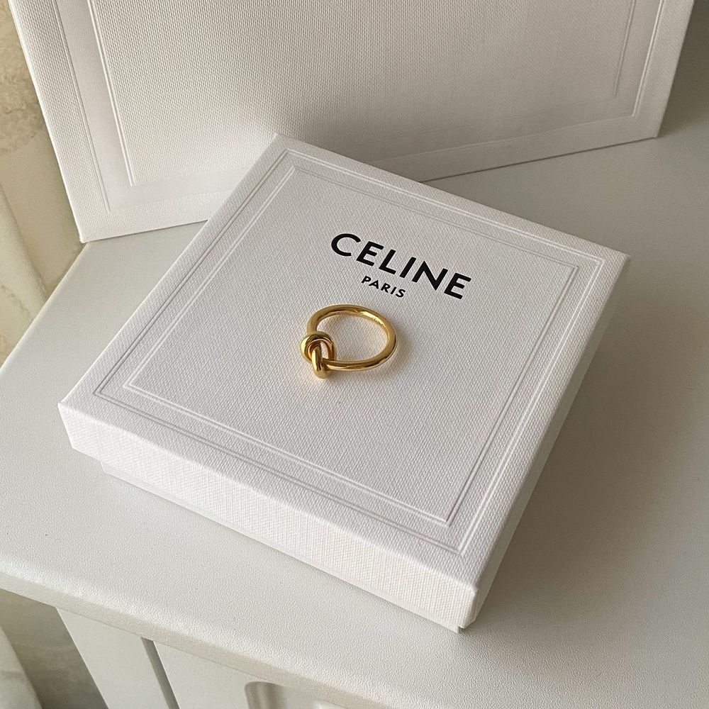 精緻女生最愛！CELINE入門小物清單Top7！皮夾、帽子...年末禮物一萬多起買到！-9