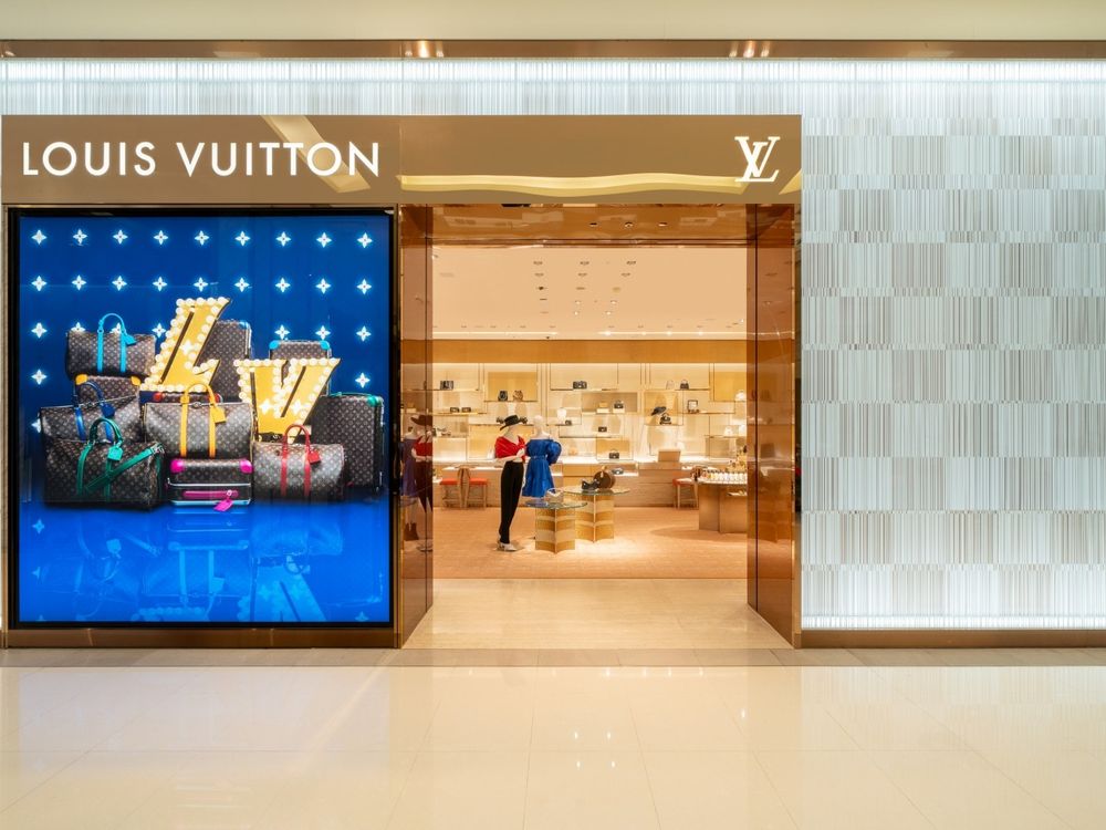 LV台北SOGO復興店新開幕！夢幻聖誕布置、74萬水晶包、奢華狗屋硬箱只在這裡有！-3