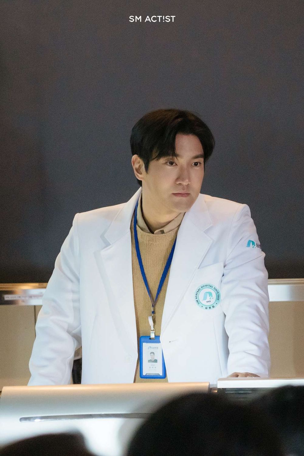 韓網評選7位「濃顏系」帥哥KPOP男偶像！始源、V獲封雕刻美男，S.COUPS混血顏帥度破表！-2