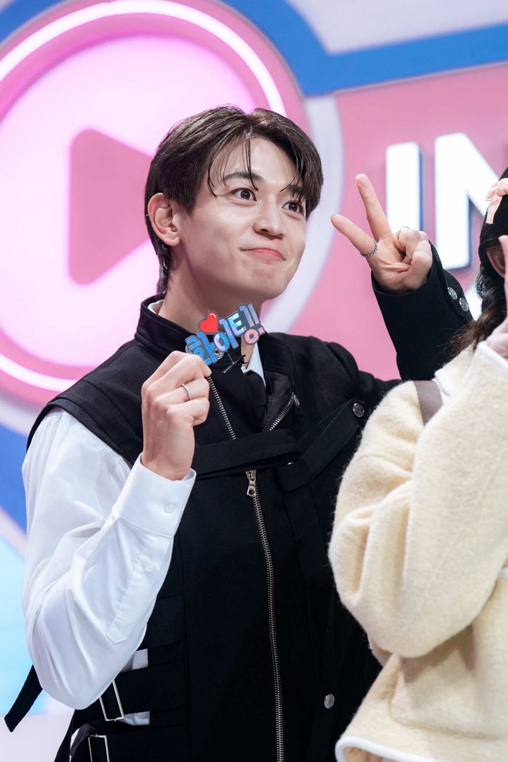 韓網評選7位「濃顏系」帥哥KPOP男偶像！始源、V獲封雕刻美男，S.COUPS混血顏帥度破表！-4