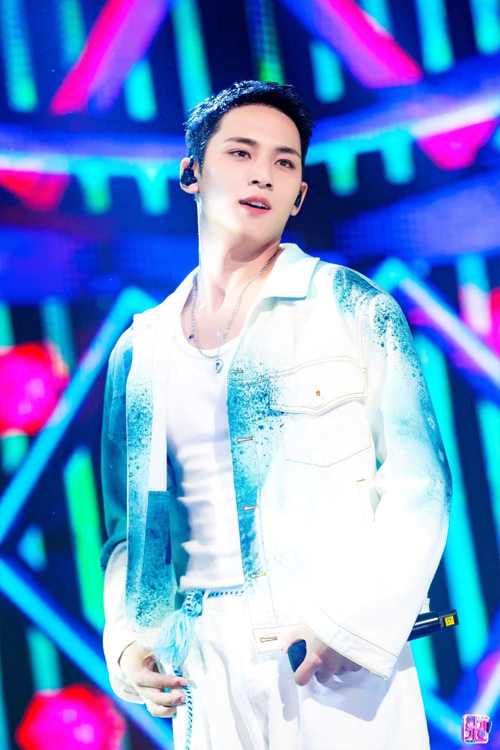 韓網評選7位「濃顏系」帥哥KPOP男偶像！始源、V獲封雕刻美男，S.COUPS混血顏帥度破表！-10