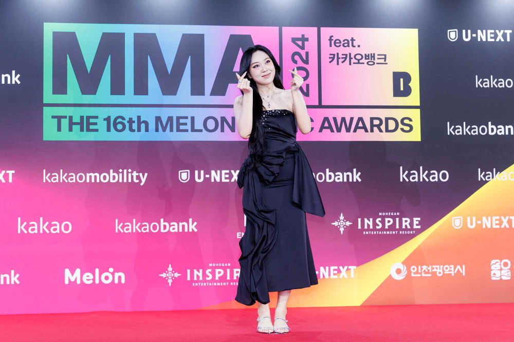 2024韓國MMA紅毯女神出爐！張員瑛、Karina性感全黑PK，舒華禮服上身胸前一片雪白、透露「新金主爸爸」？-6