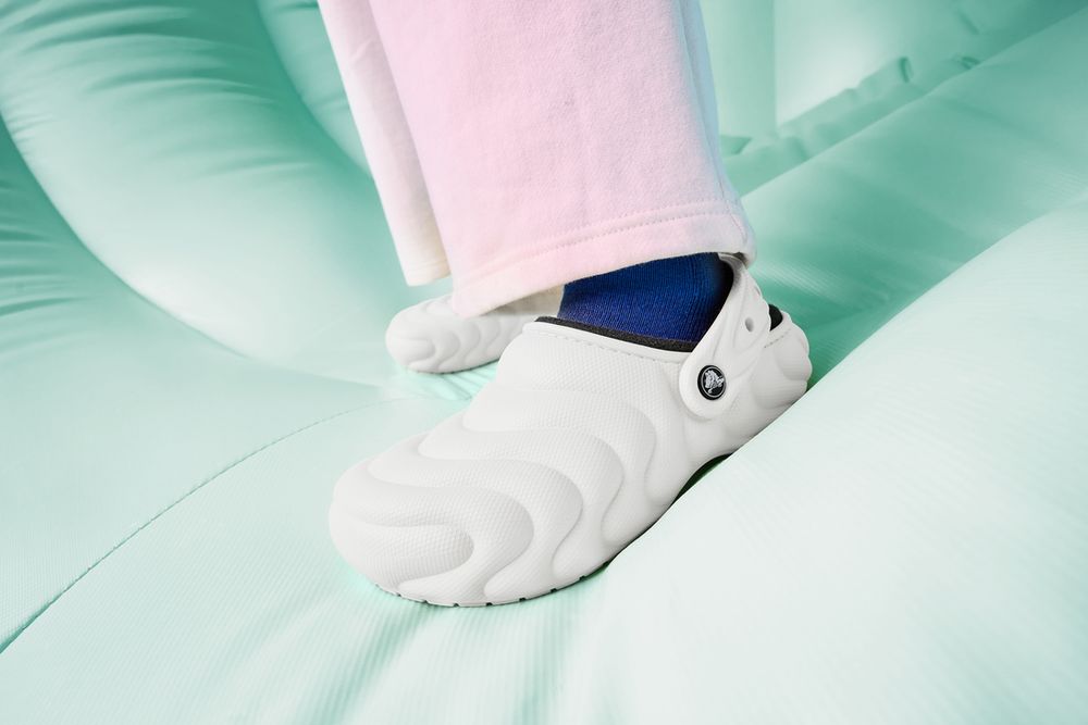 Crocs又來搶錢！毛毛版本「洞洞鞋、雪屋厚底鞋」還有聖誕樹、雪人鞋扣可愛到爆！-7