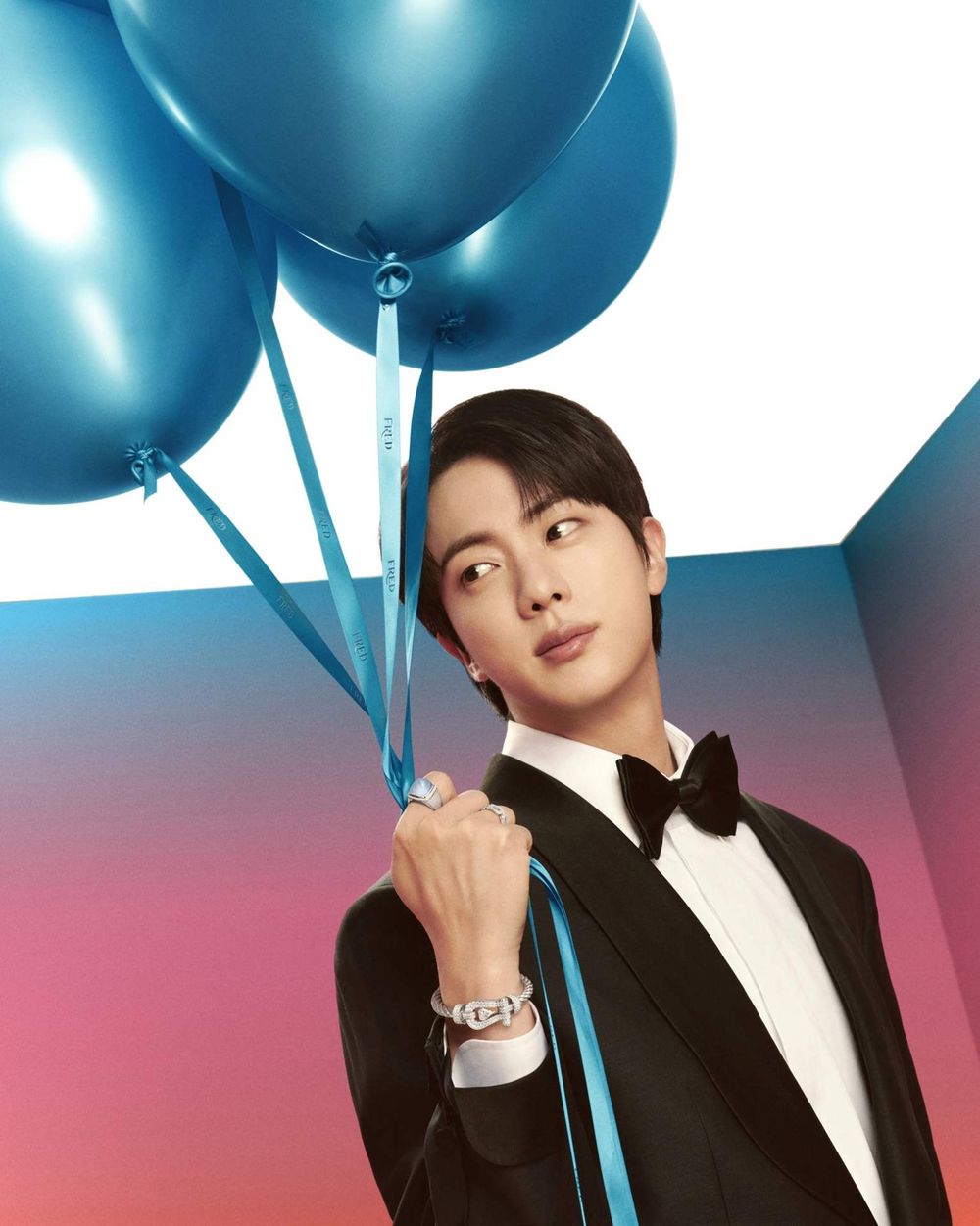 好想當那隻狗狗！BTS防彈Jin最新FRED廣告「門面之神」發威、帥到不科學！-4