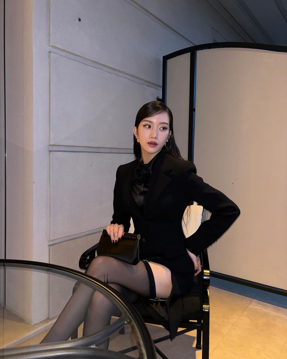 時髦精必學黑絲襪穿搭！韓國女團御用法則大公開「黑絲襪+白襪」一秒穿出芭比腿！-7